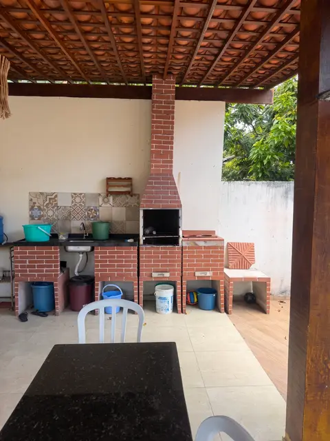 Churrasqueira de tijolos com pia, em área coberta